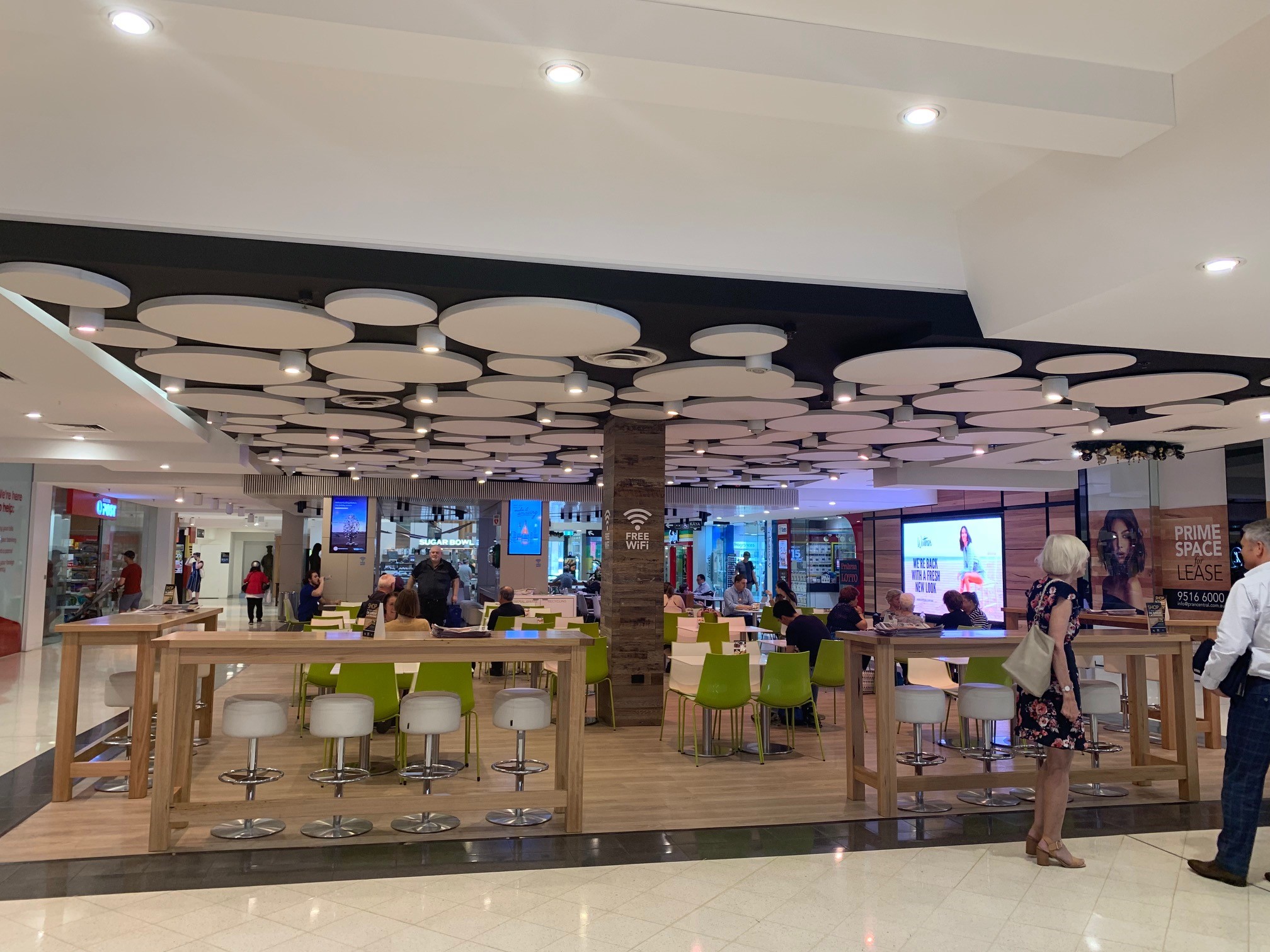 Foodcourt_with_benches